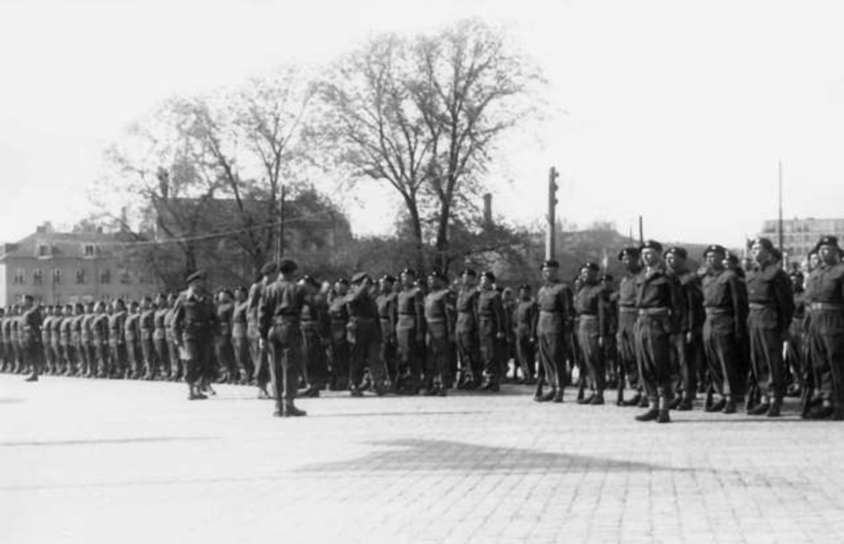 Fra Oslo under fredsdagene i 1945. Den 13.mai kommer Kronprins Olav ...