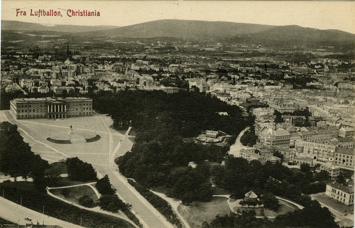 Postkort, utsikt over Slottet og Slottsparken fra luftballong.
Stemplet 20.09.1907