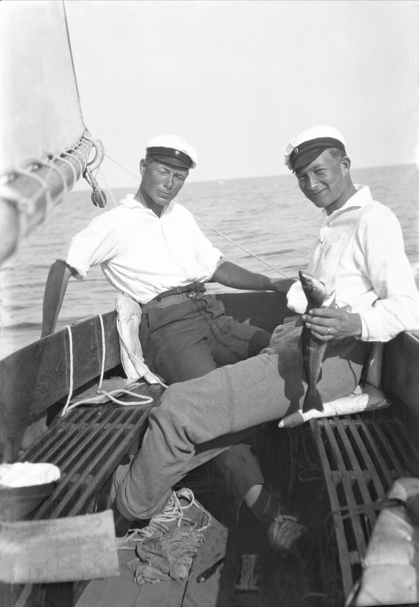 Ove Riddervold Jensen og Hans Thomas Sødring sitter ombord i seilbåten Mon Amis, bygget av Ove Riddervold Jensen
