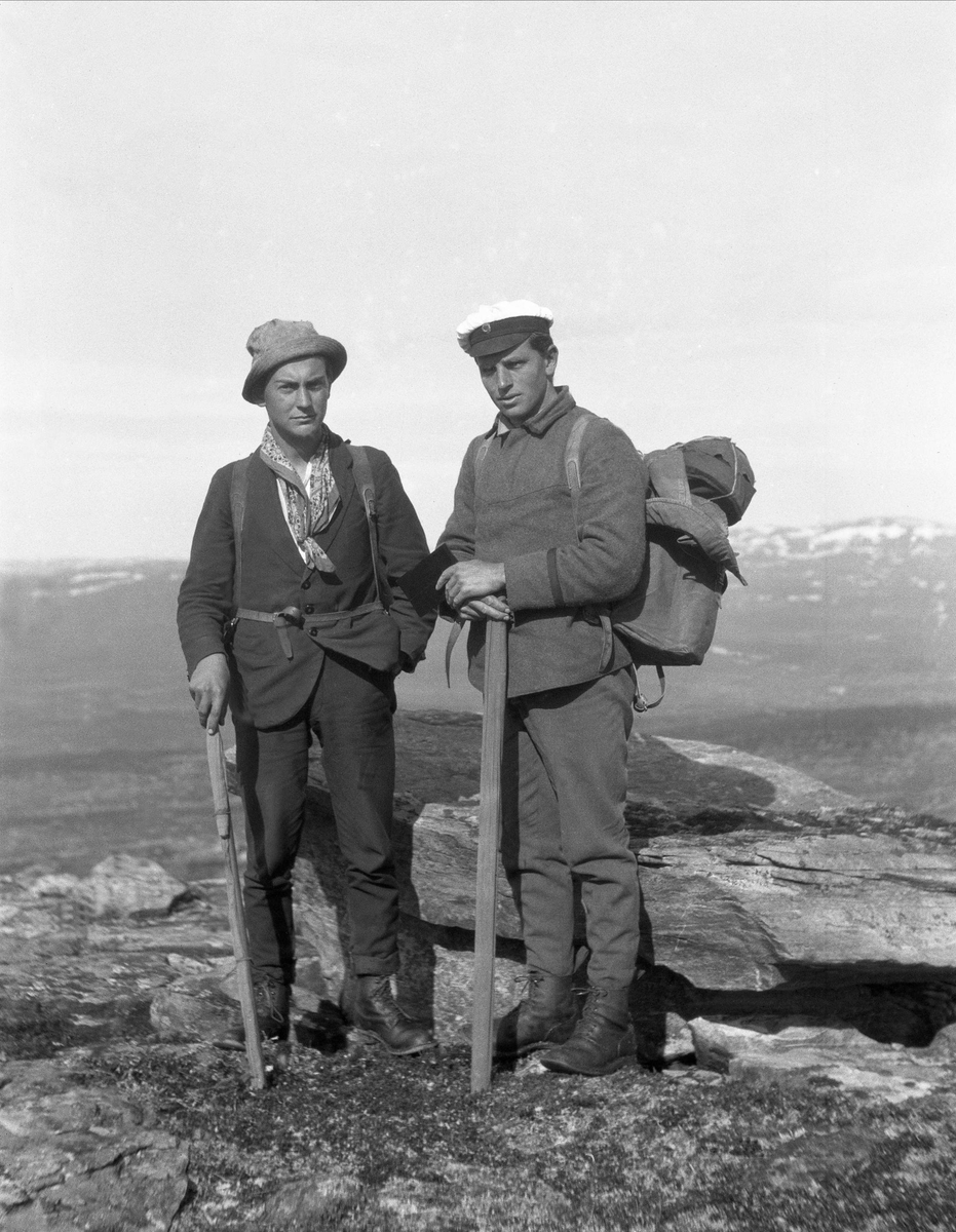 Åge Falkanger og Fritjof Arentz står med vandrestaver og ryggsekker på fjellet.