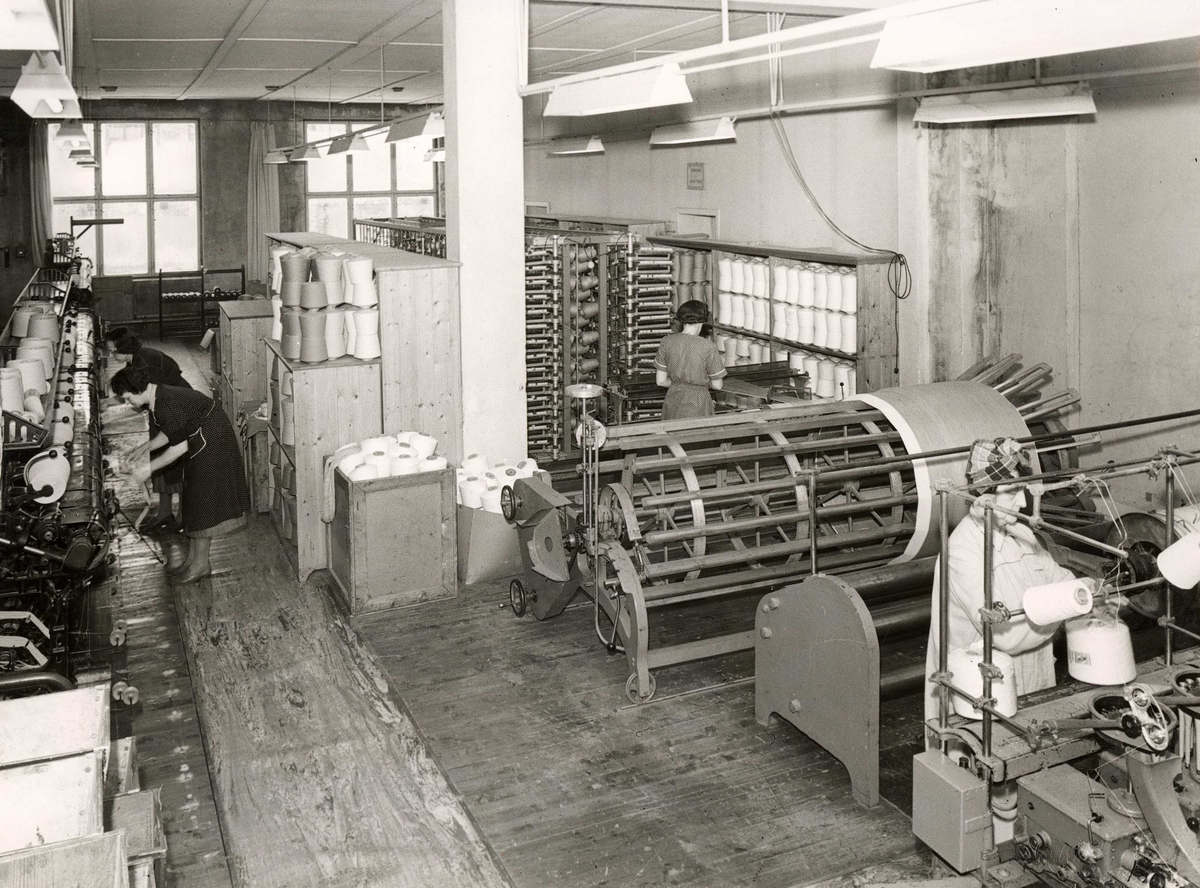 Kvinner arbeider ved rennemaskin og spolemaskin på Gjøvik Veveri A/S.