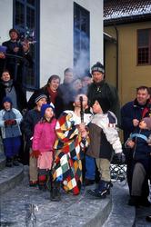 Fastelavnsfeiring på Norsk Folkemuseum. Ildsluker, beundret 