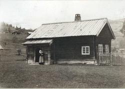 Stue, Nedre Åbø, Hjartdal, Telemark. Fotografert 1909. Kvinn