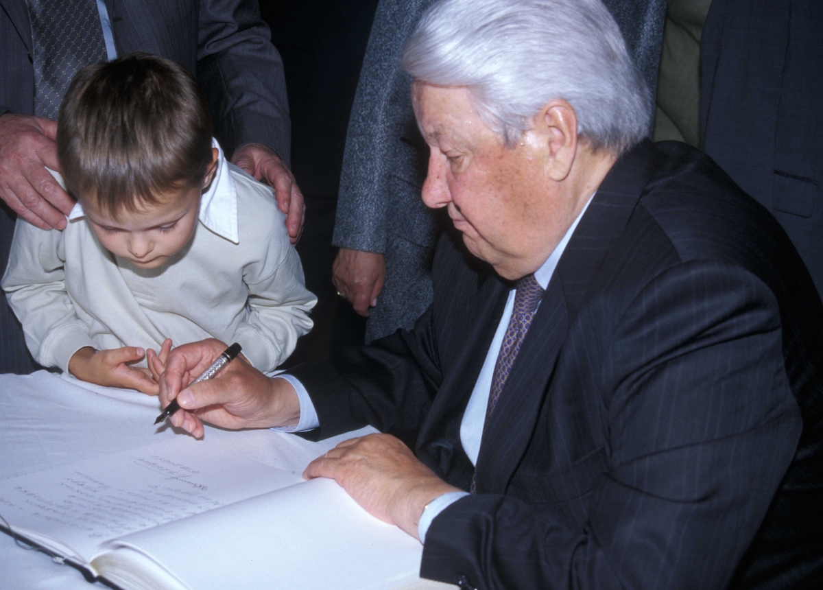 Russlands president, Boris Jeltsin, med kone og barnebarn, på Norsk Folkemuseum 15.august 2004 ved åpningen av utstillingen Norge-Russland 
Naboer gjennom 1000 år.Her skriver han i gjesteboken.