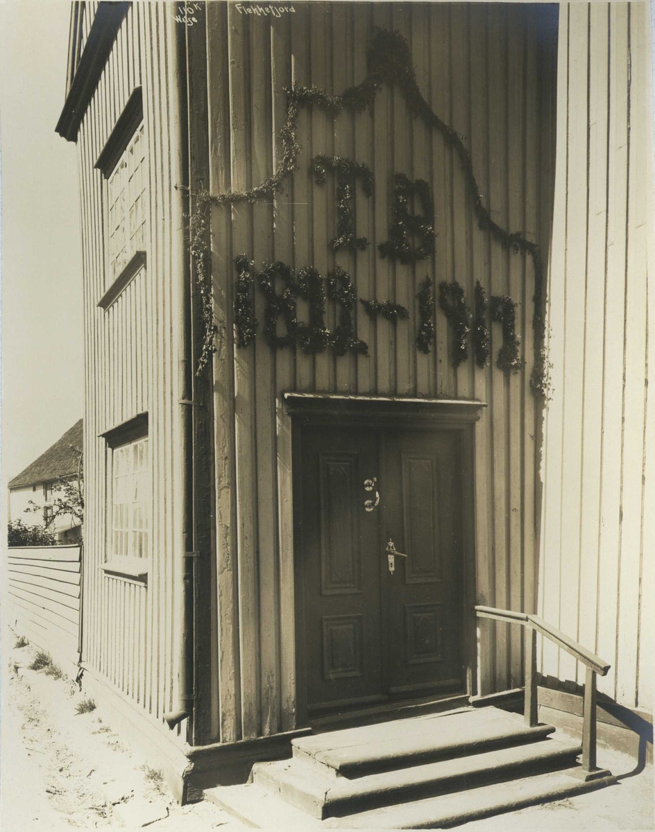 Inngangsparti, fru Thea Beers hus, Flekkefjord, Vest-Agder. Pyntet i forbindelse med 90-års jubileum. Fotografert 1912.