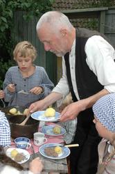 Levendegjøring på museum.Ferieskolen uke 31 i 2005. Mann og