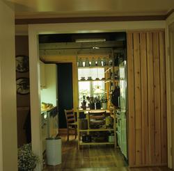 Større døråpning gir bedre integrering av et lite kjøkken i 