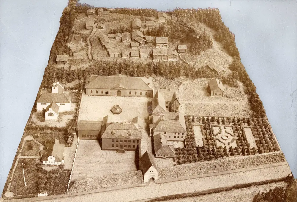 Norsk folkemuseums modellutkast ved Hans Aall ble utstilt i Paris på verdensutstillingen i 1900.
