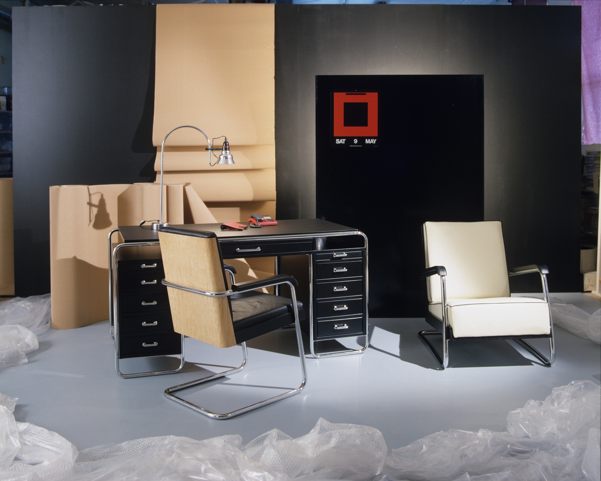 Hjemmekontoret kalt "Det postmoderne kontoret", skrivebordet er elegant med understell i sortbeiset  ask med gjennomgående skuffer. Illustrasjonsbilde fra Nye Bonytt 1988.