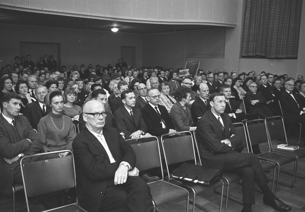 Serie. Statsminister Per Borten holder tale i BUL. Fotografert 1966. 
