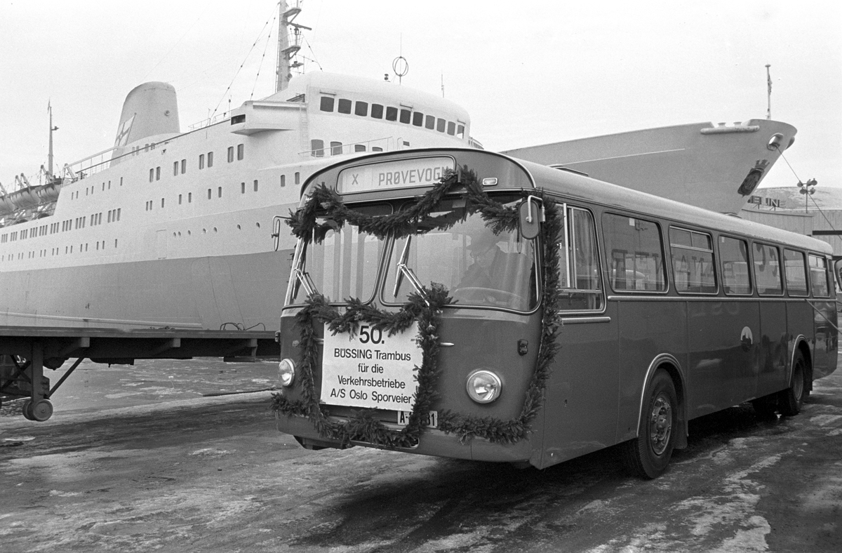 Serie. Oslo Sporveiers buss nr. 50 på Hjortneskaia. Fergen M/S Prinsesse Ragnhild i bakgrunnen. Fotografert mars 1968.