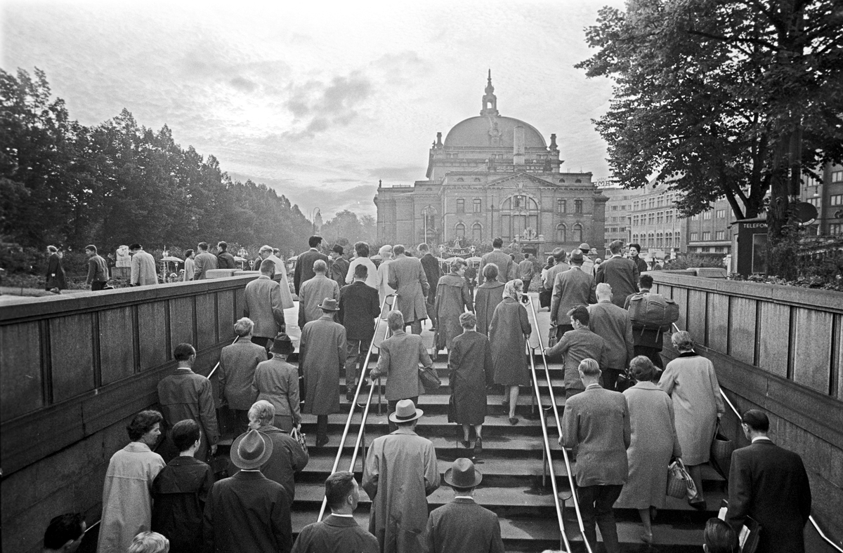 Passasjerer på T-banen kommer opp på Nationaltheatret stasjon, Oslo. Fotografert 7. sept. 1962.