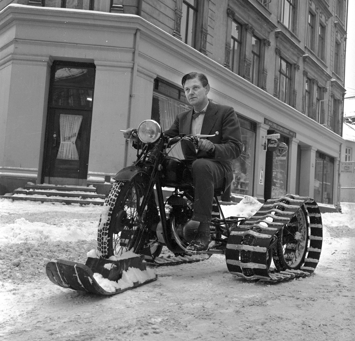 Serie. Motorsykkel til bruk på snøføre. En forløper til snøscooteren? Fotografert januar 1959.