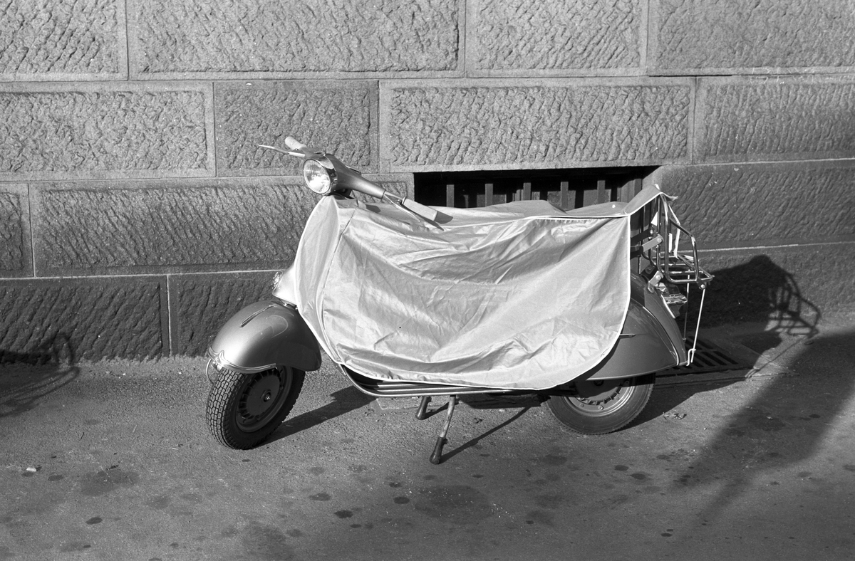Serie. Praktisk regnovertrekk for for både scooter og fører. Fotografert oktober 1962.
