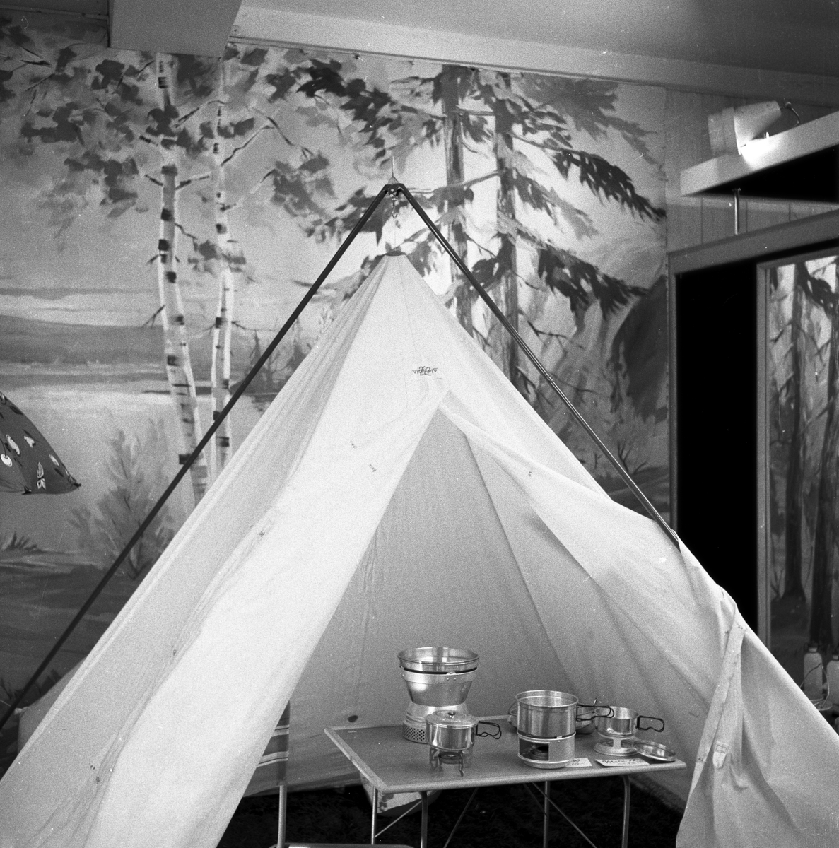 Serie. Campingutstyr til salgs. Fotografert juli 1957.