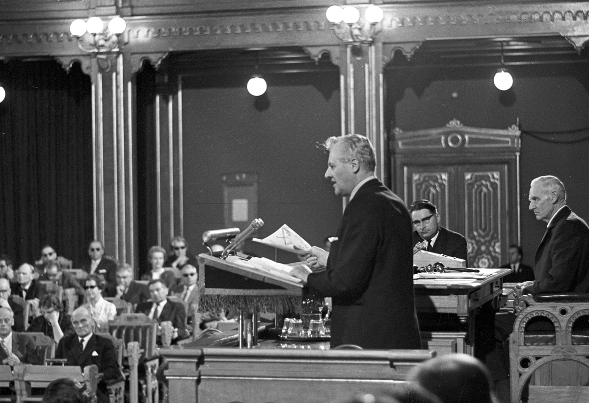 Serie. Kings Bay debatten i Stortinget, bla. John Lyng, Finn Gustavsen og Einar Gerhardsen. Fotografert august 1963.
