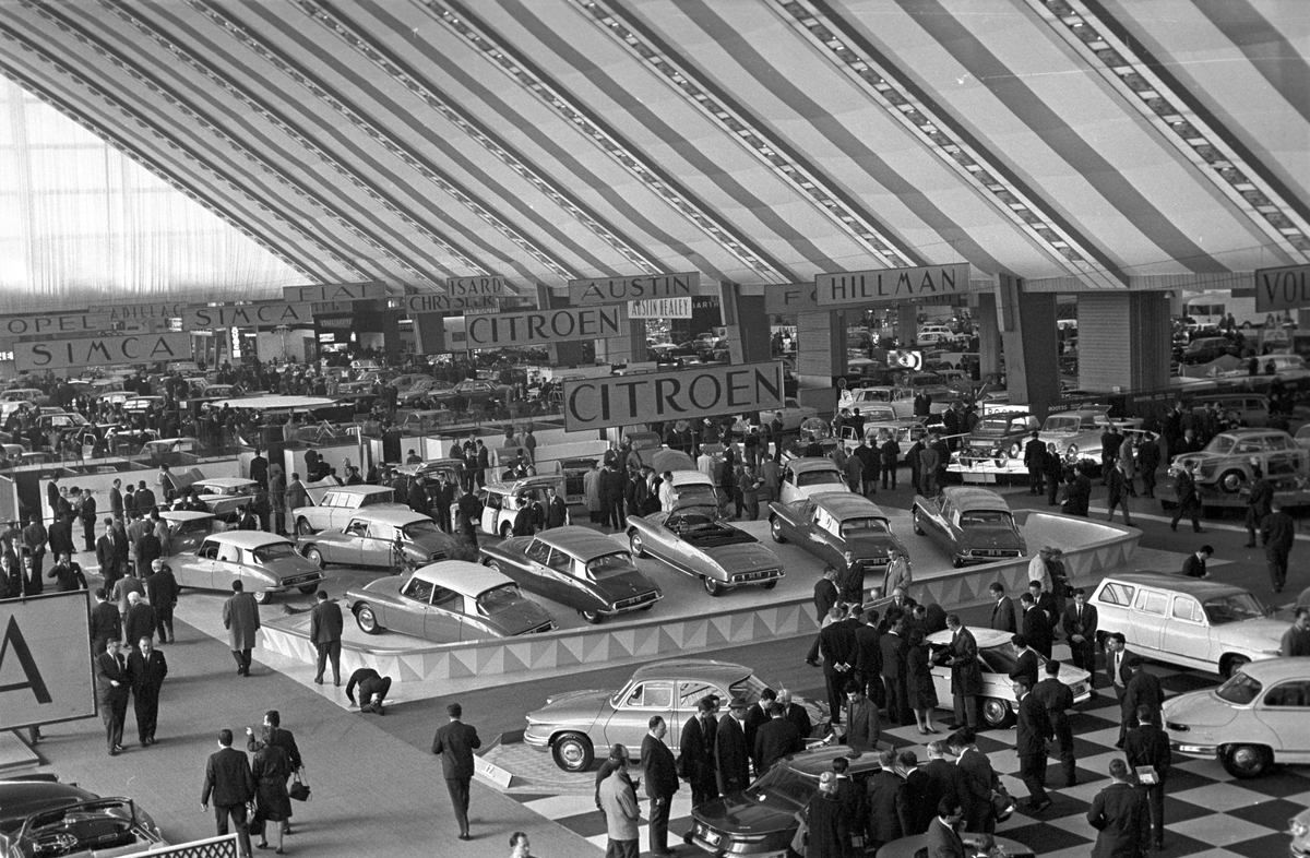 Serie. Fra bilutstillingen i Paris 1963. Det vises nye bilmodeller, veteranbiler og sportsbiler. Fotografert oktober 1963.

