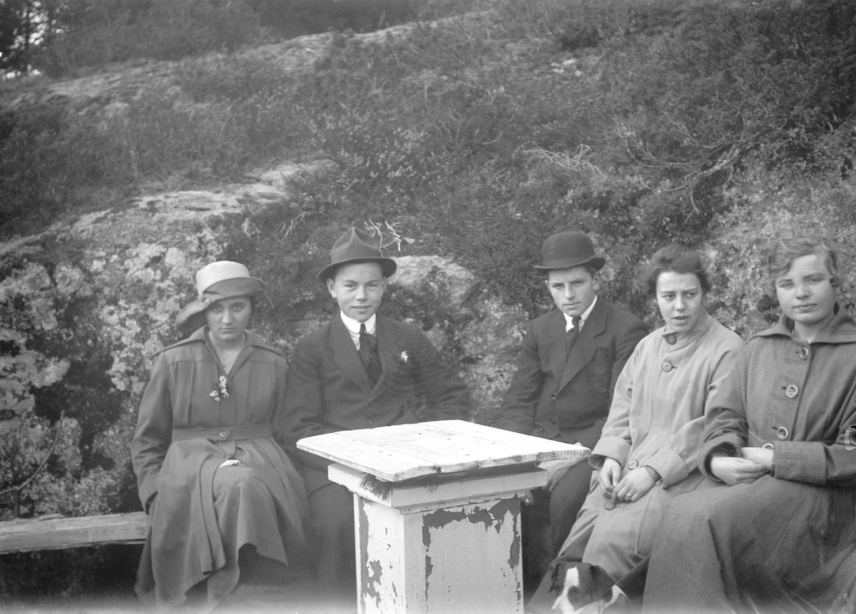 Vennegjeng på en benk i hagen. Fra venstre Else Mostue, Bjarne Arentz, Fritjof Arentz, Lillian Bennett og Nanna Arentz.