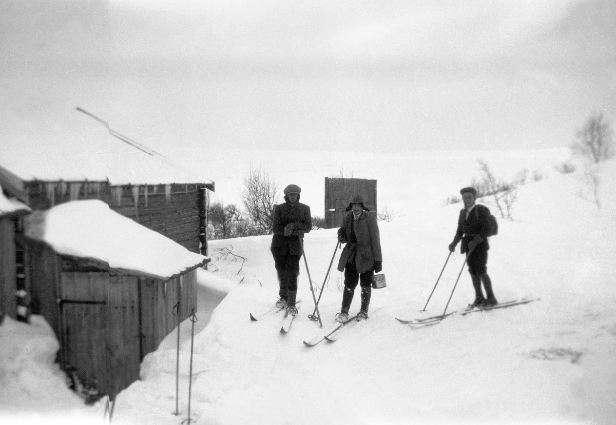 Skiløpere ved hytte på Rørosvidda.