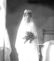 Sofie Arentz pyntet som brud. Fotografert mai 1921.