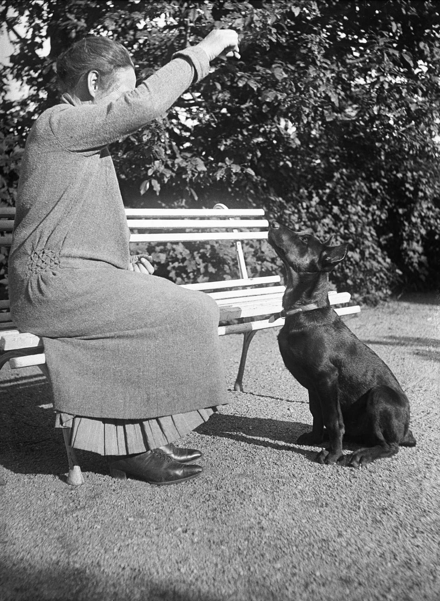 Fru Bennett fotografert med hunden Bright i 1925