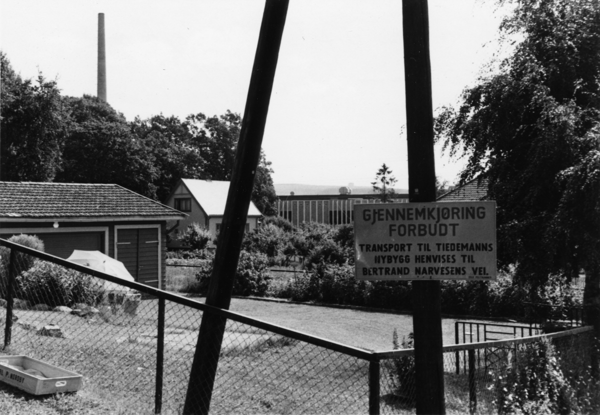 J. L. Tiedemanns Tobaksfabrik på Hovin i 1968. Fotografiet viser eneboliger rett ved det nye fabrikksområdet og er tatt i forbindelse med konstruksjonen av den nye fabrikken.
