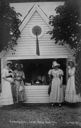 Postkort. Kvinner foran markedsbod. Norsk Folkemuseums St. H