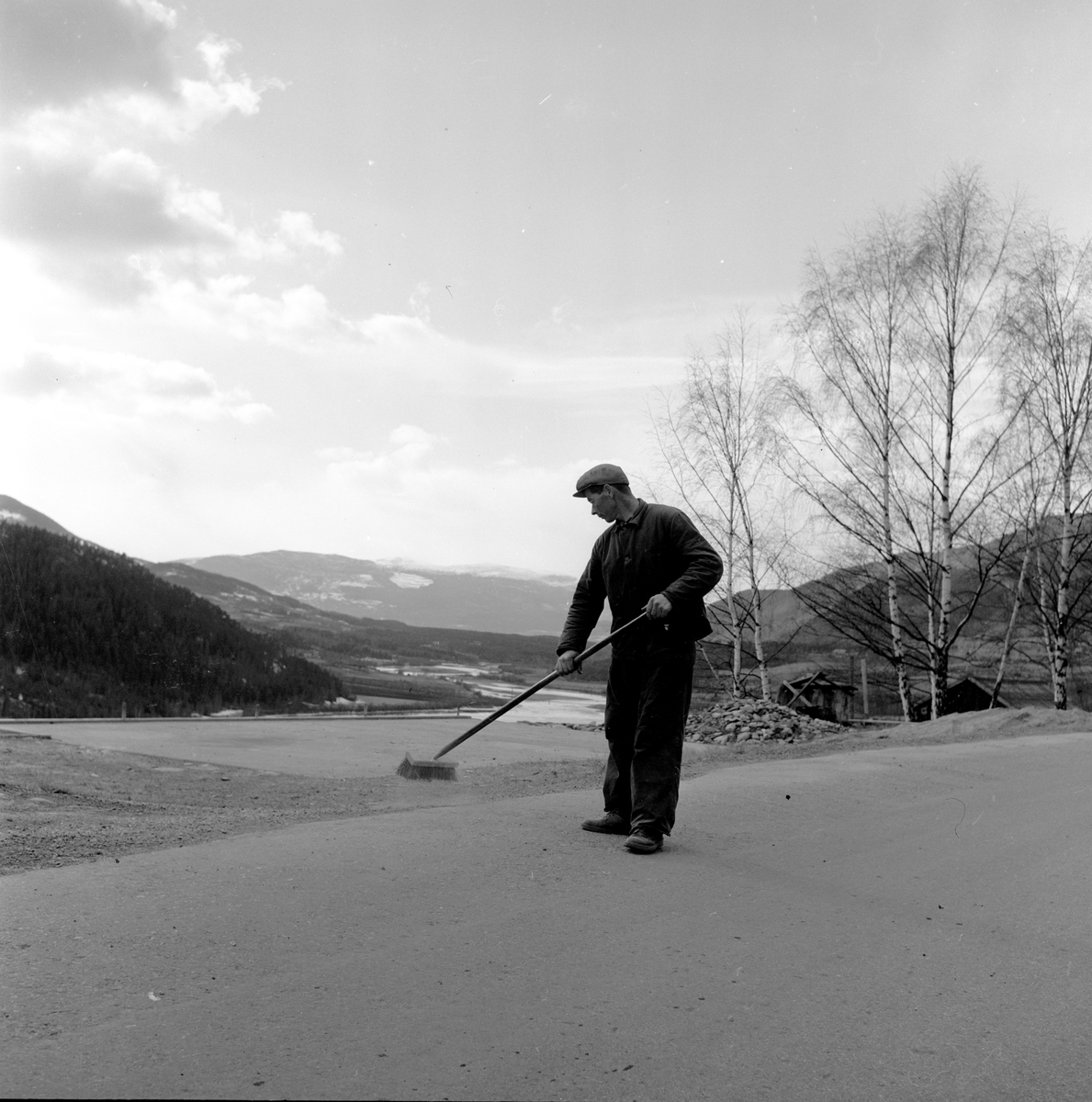 Veivokter i Ringebu.
Fotografert 1957.