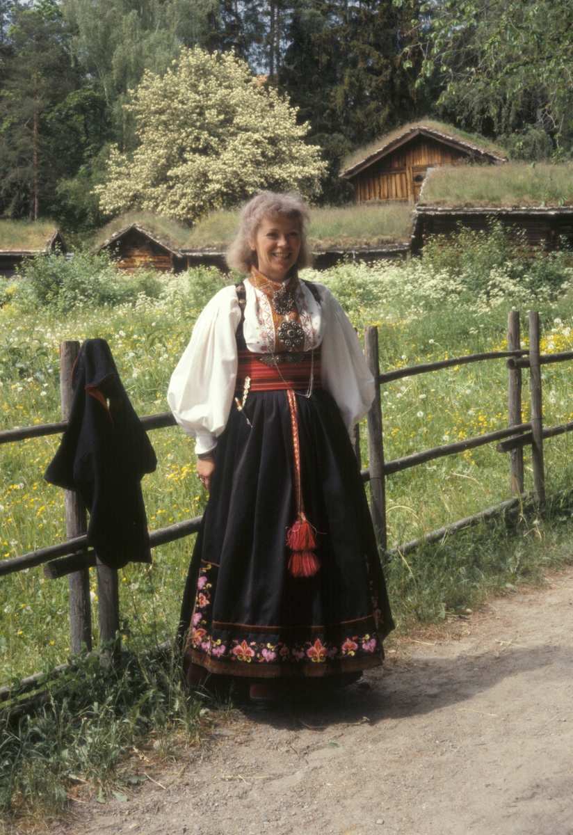 Kvinne i beltestakk fra Øst-Telemark.