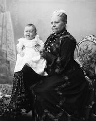 Gruppe, kvinne med sitt barnebarn. Fru Engelhardt Andresen.