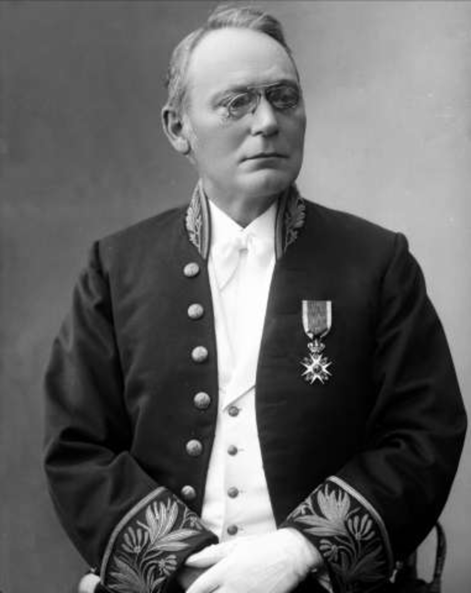 Portrett, assessor Lauritz Birkeland (1839-1922), i uniform for høyesterettsassessorer, fotografert mellom 1896 og 1904.