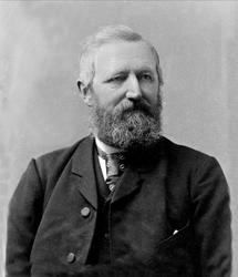 Portrett, mann med dress og skjegg. Fabrikkeier Due.