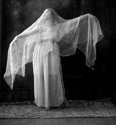 Portrett, en ung pike utkledd, frøken Leraas.