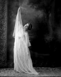 Portrett, en ung pike utkledd, frøken Leraas.