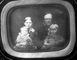 Avfotografering. Gruppe, dr David Andreas Koht med familie.