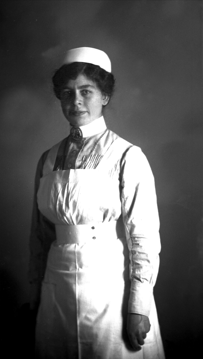 Portrett, sykepleier. Søster Edith Breen.