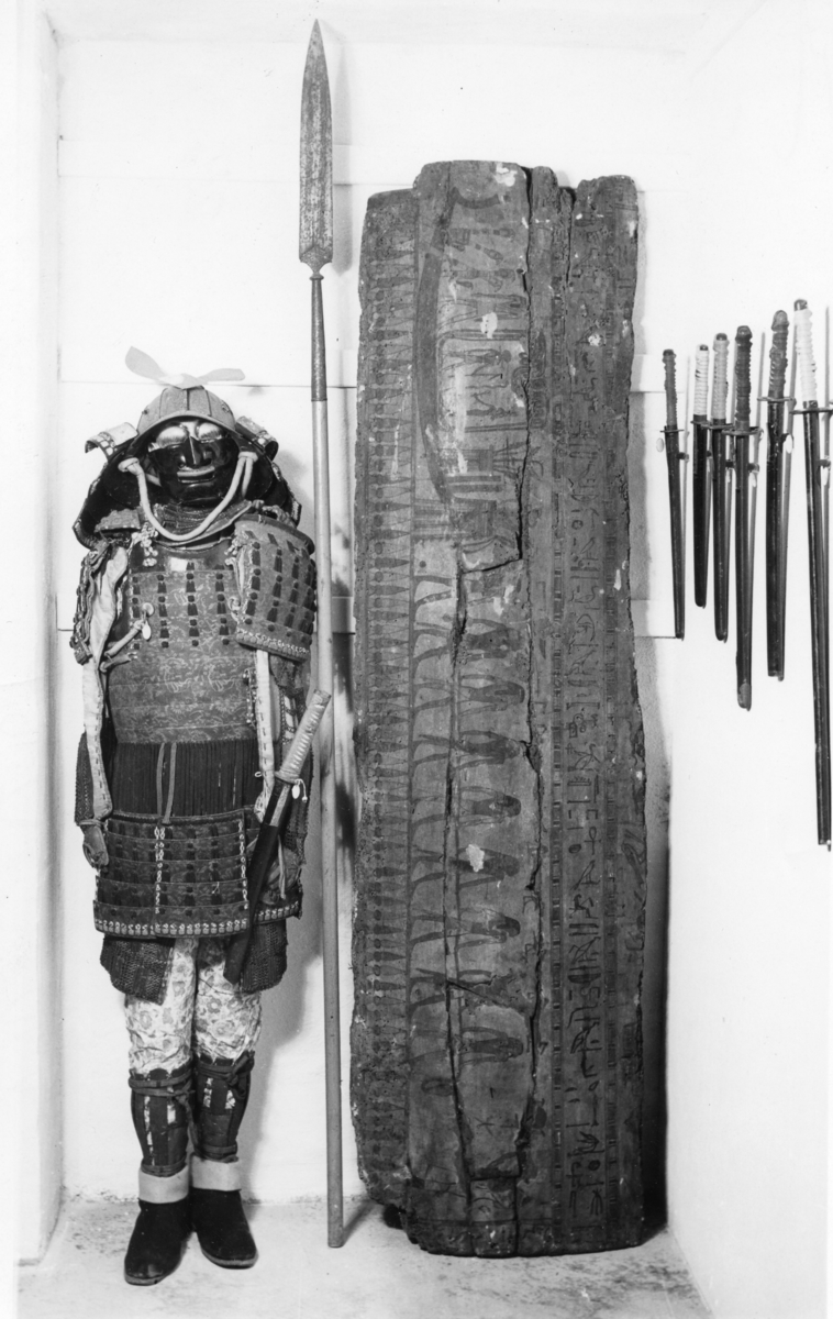 Fra Helge Væringsaasens samlinger på Glomdalsmuseet
Japansk rustning og egyptisk sarkofag-lokk. 