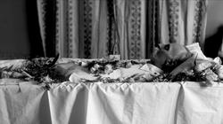 Post mortem-fotografi. Død mann i kiste.