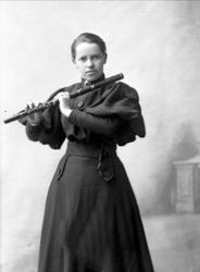 Portrett, pike med tverrfløyte. Hanna Bjølsen.