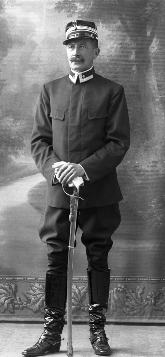 Portrett, major Guldbrandsen i uniform som reglementert fra 1910.