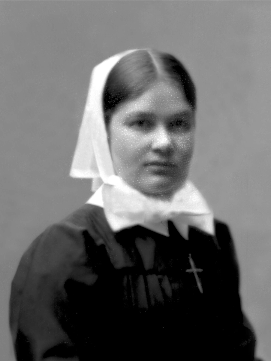 Portrett, kvinne i diakonisseuniform.