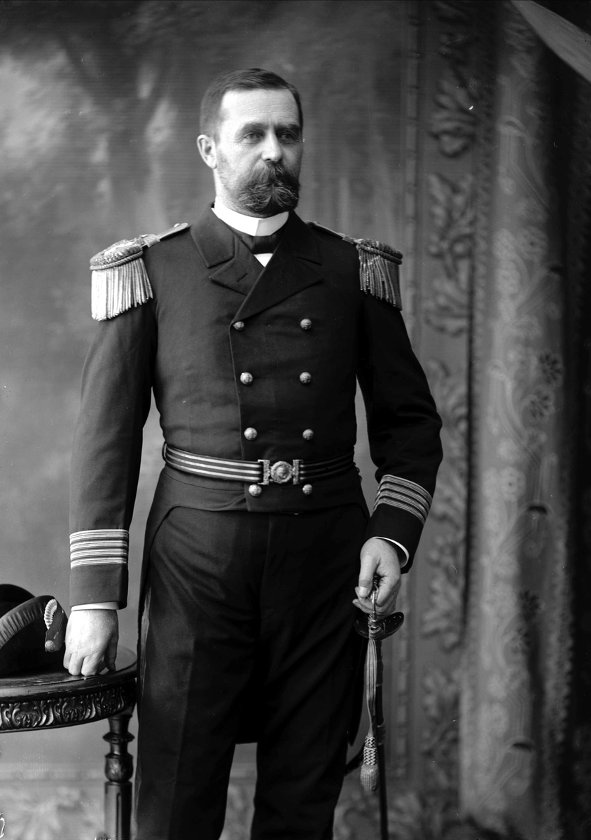 Portrett av sjøfartsdirektør Harald Pedersen i uniform som kommandørkaptein ved marinens intendantur.
