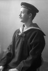 Portrett, mann i matrosuniform. W. Christensen. (luepåskrift