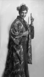 Portrett, kvinne i kimono. Frøken Margit Børresen.