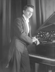 Portrett, pianist Alme ved flygelet.