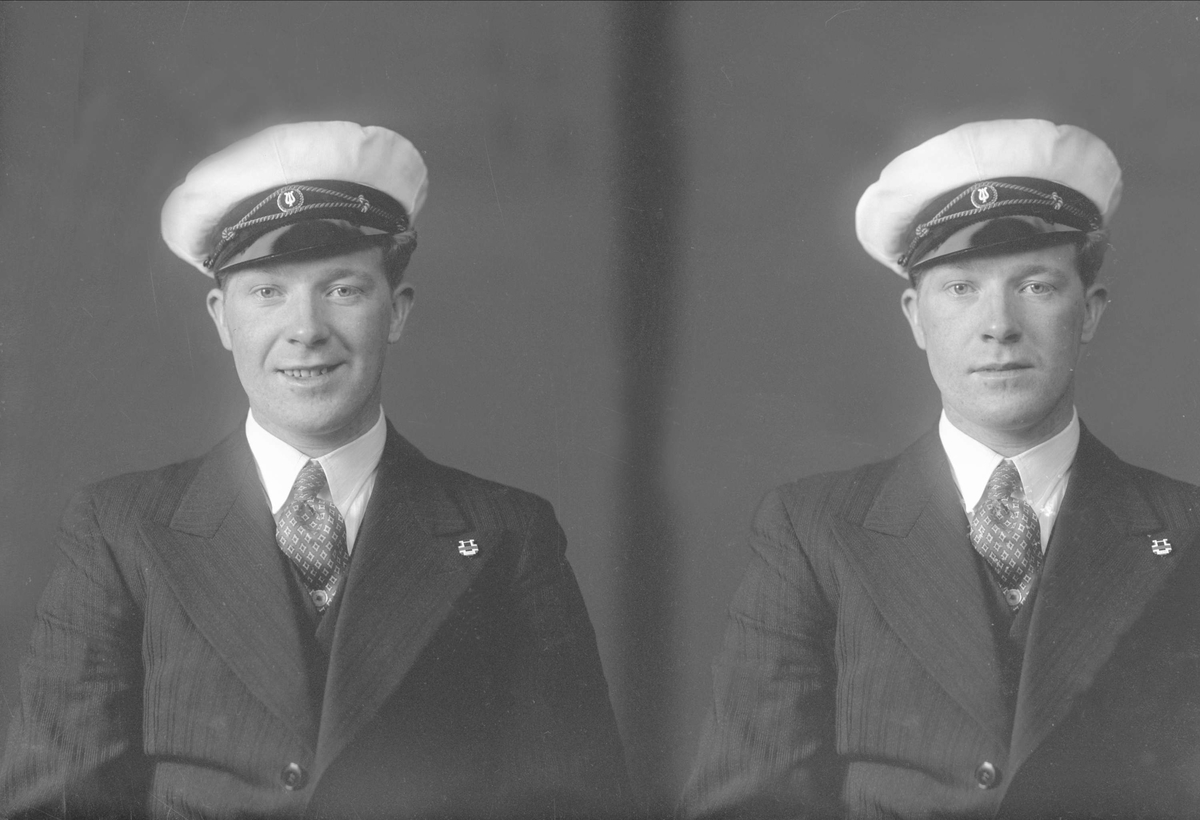 Portrett, to eksponeringer, mann med uniformslue, musikkorps. B Johansen.