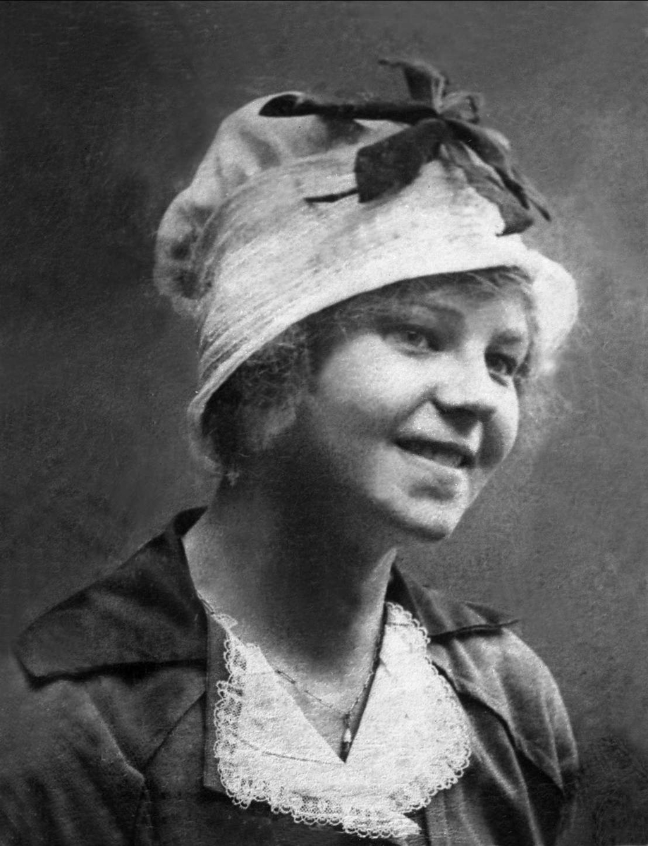 Avfotografering. Portrett, kvinne med hatt. Frøken Jægerlund.