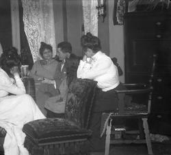 Avfotografeing. Unge mennesker i et stueinteriør.