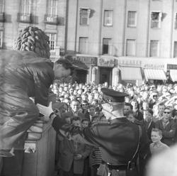 1. mai feiring, Oslo 1956. Politimann drar person ned fra st