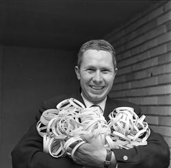 Lærer holder refleksringer i armene. Oslo 06.11.1963.